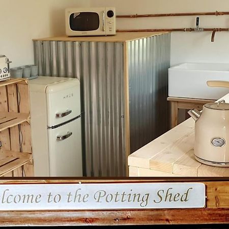 The Potting Shed Near Tenby, 100" Projector, Four Poster Bed, On-Site Hot Tub Access Via Spa Pack, Breakfast Zewnętrze zdjęcie