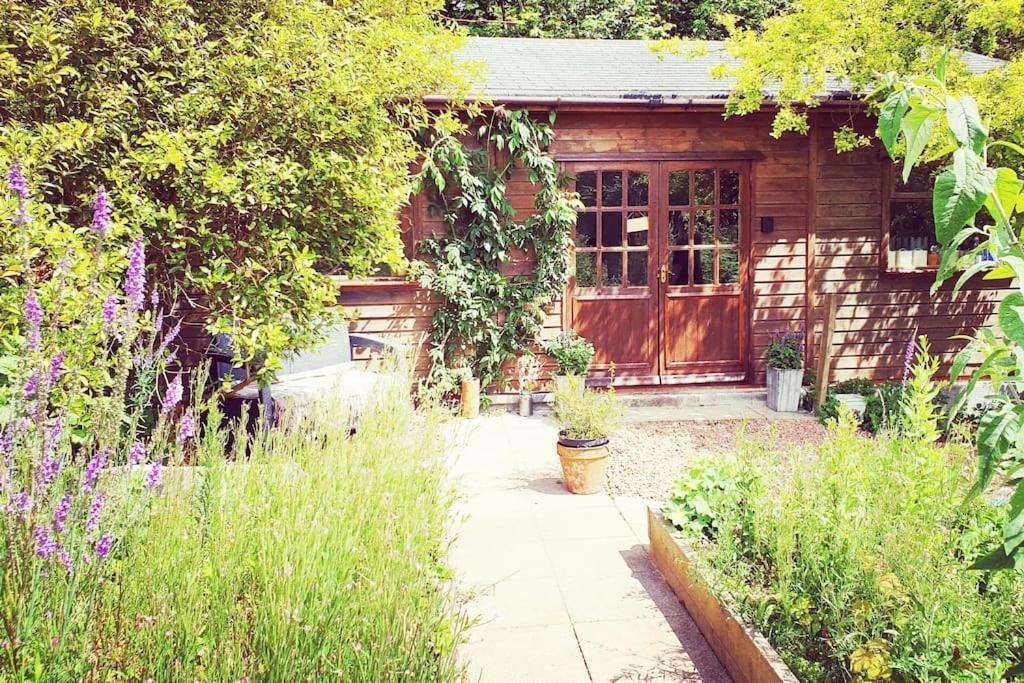 The Potting Shed Near Tenby, 100" Projector, Four Poster Bed, On-Site Hot Tub Access Via Spa Pack, Breakfast Zewnętrze zdjęcie
