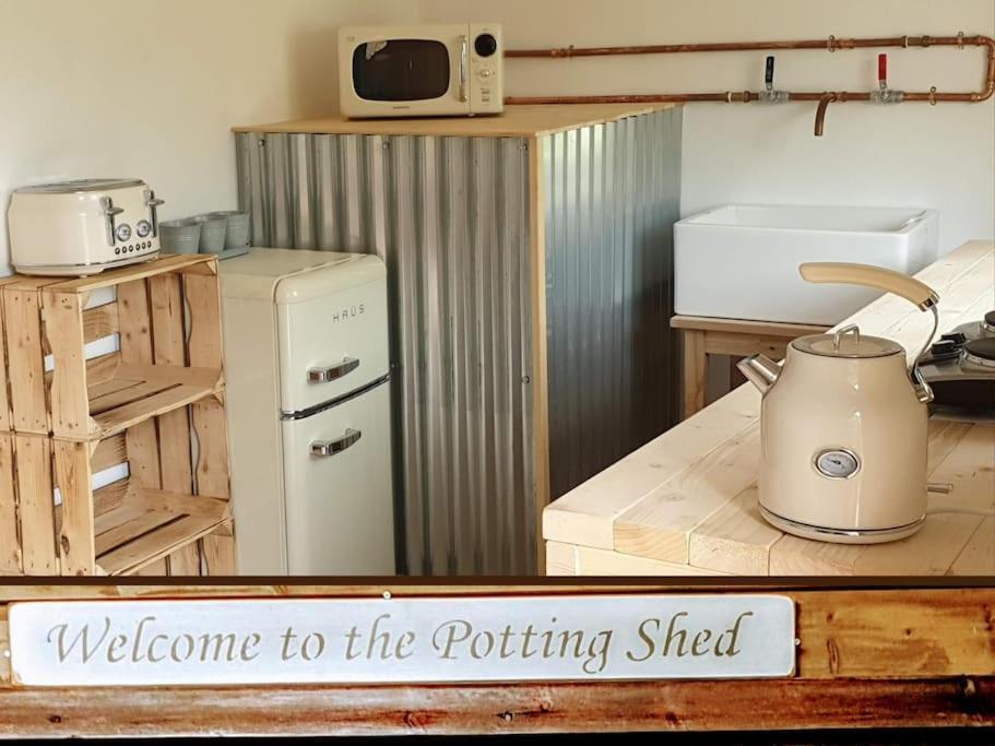 The Potting Shed Near Tenby, 100" Projector, Four Poster Bed, On-Site Hot Tub Access Via Spa Pack, Breakfast Zewnętrze zdjęcie