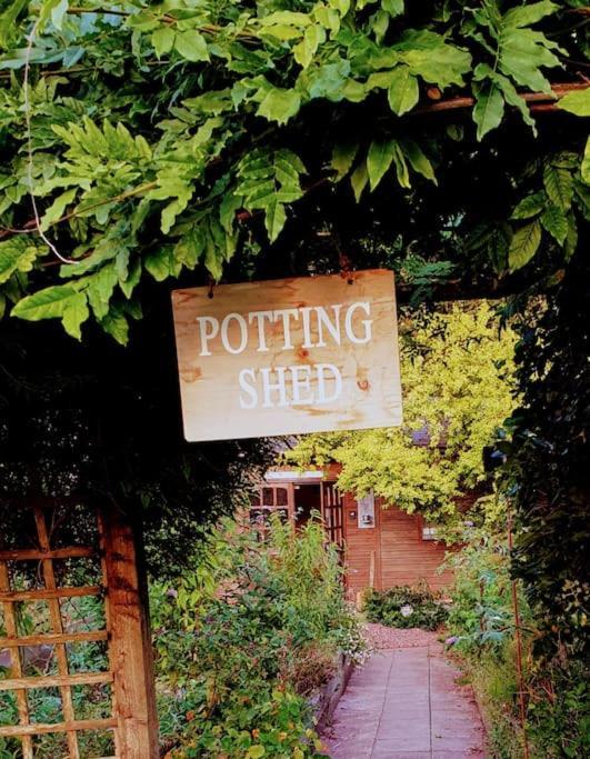 The Potting Shed Near Tenby, 100" Projector, Four Poster Bed, On-Site Hot Tub Access Via Spa Pack, Breakfast Zewnętrze zdjęcie