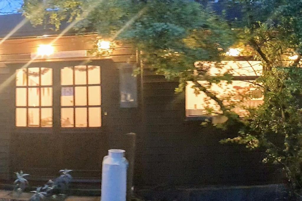 The Potting Shed Near Tenby, 100" Projector, Four Poster Bed, On-Site Hot Tub Access Via Spa Pack, Breakfast Zewnętrze zdjęcie