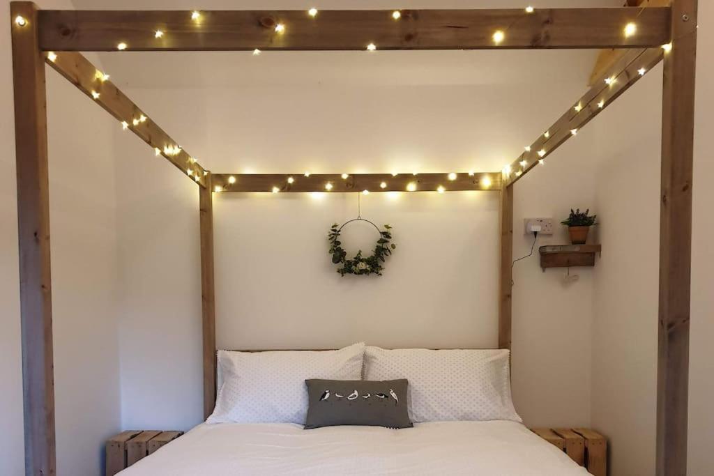 The Potting Shed Near Tenby, 100" Projector, Four Poster Bed, On-Site Hot Tub Access Via Spa Pack, Breakfast Zewnętrze zdjęcie
